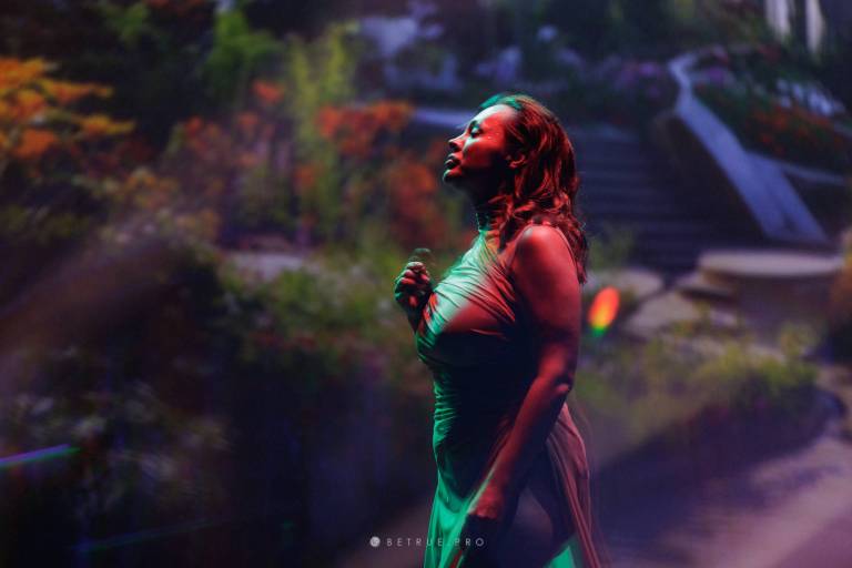 Dancer in green light during OPERAP:ŚLEPCY
