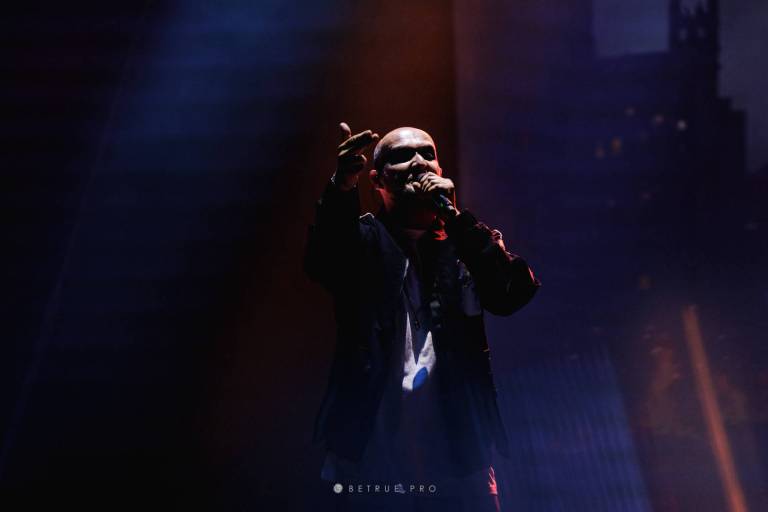 Rapper on the OPERAP:ŚLEPCY stage
