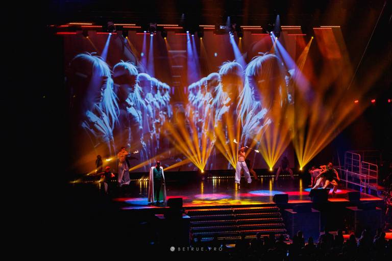 OPERAP:ŚLEPCY stage and audience at Spodek Arena