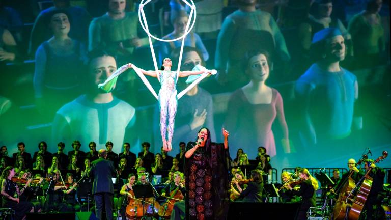 Hollywood in Dance finale with aerialists, vocalists and orchestra