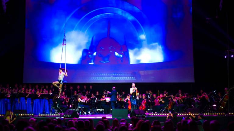 Aerialist above the full Hollywood in Dance stage