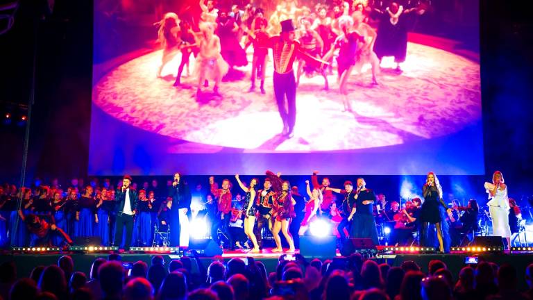 Full Hollywood in Dance stage with orchestra, dancers and vocalists